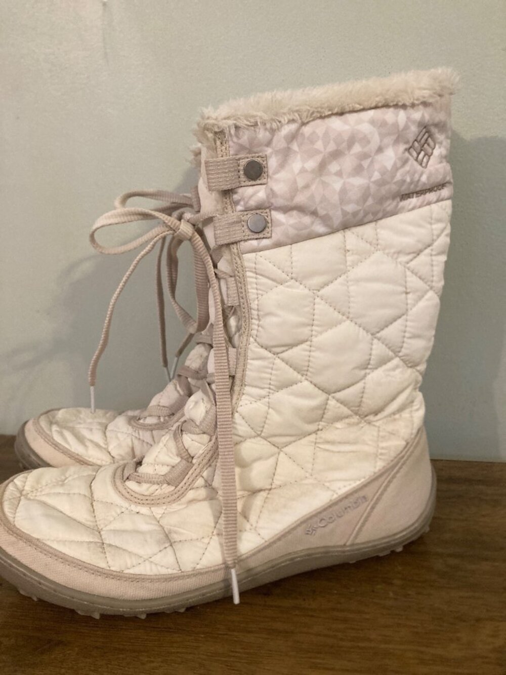 Columbia White Quilted Waterproof Winter Boots With Faux Fur Trim Size 10